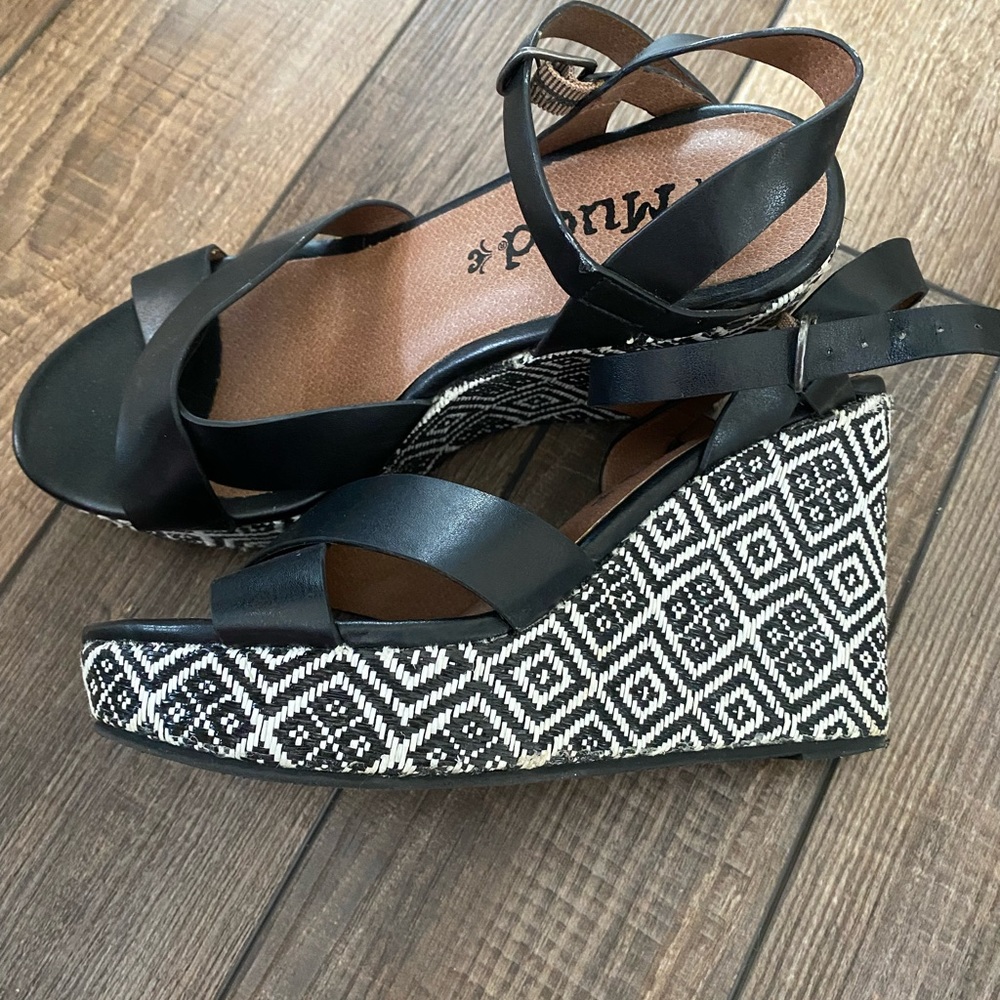 Mudd size 7 wedged sandals